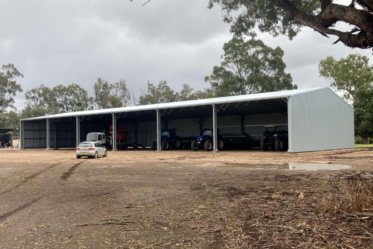 Machinery sheds with a wide span
