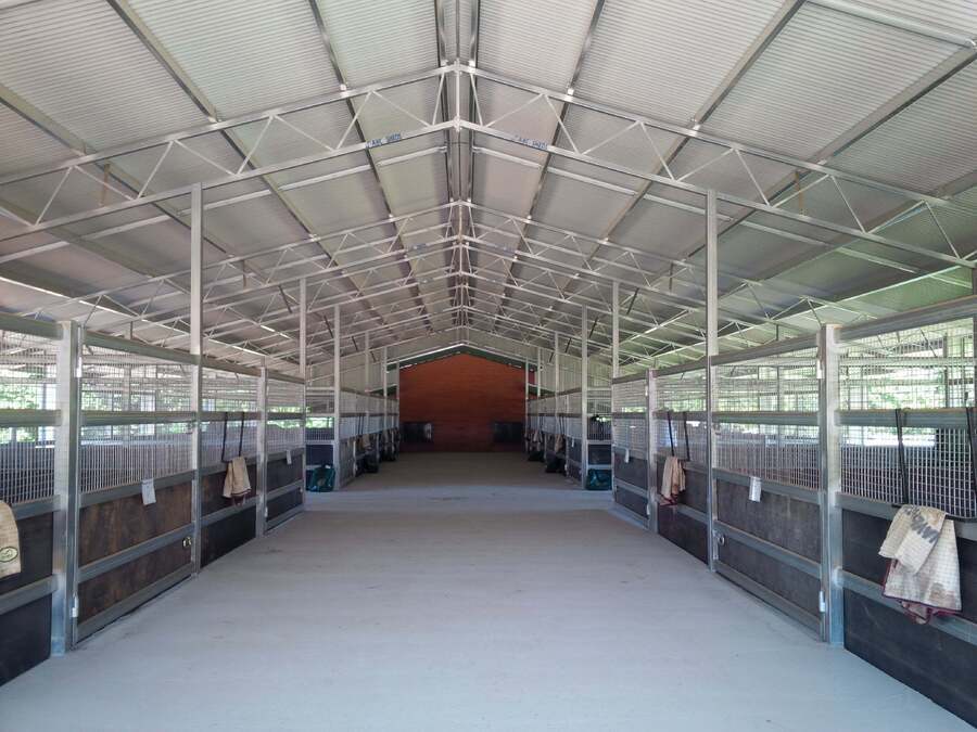 Horse stable by Standwell