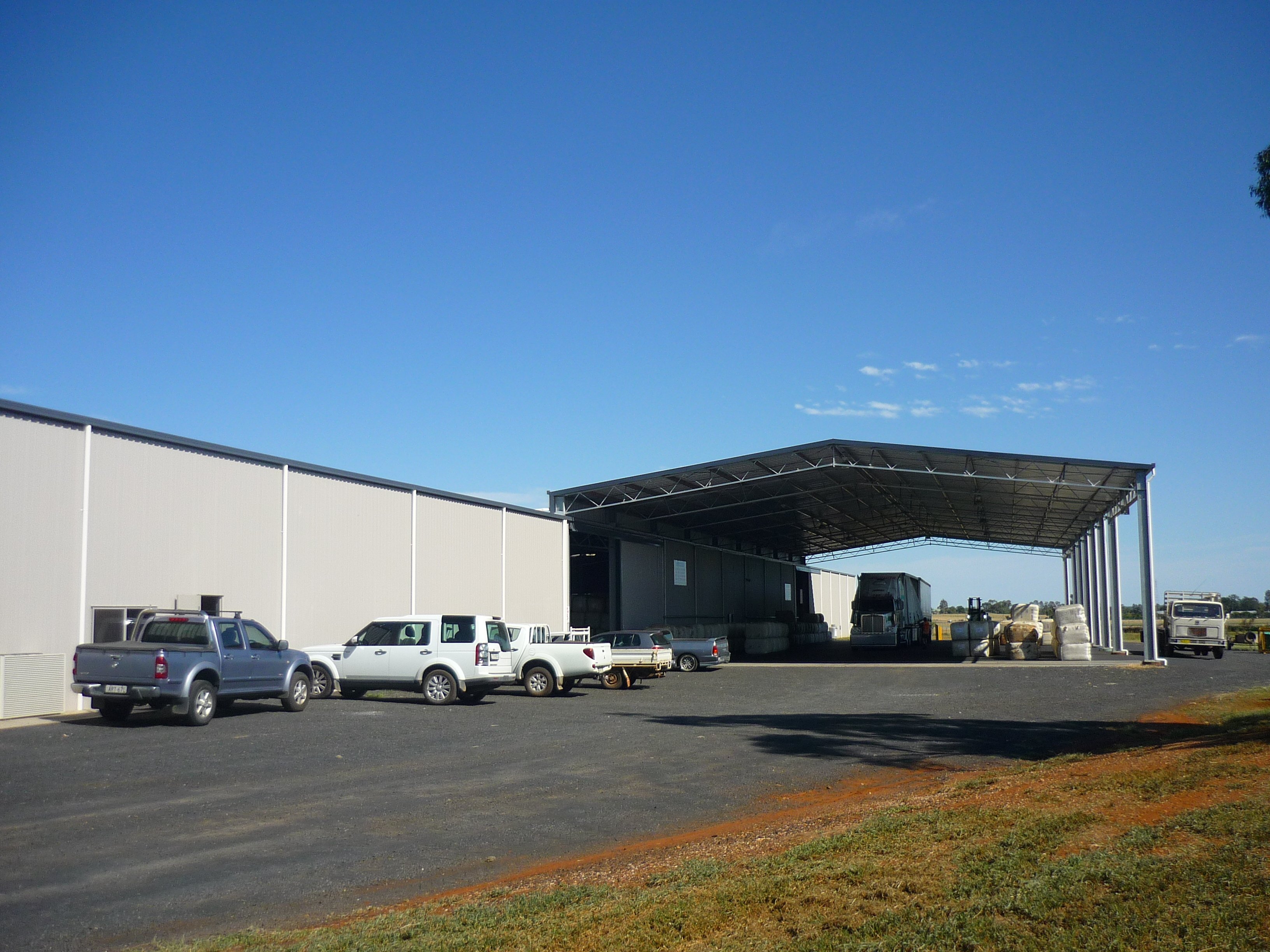 123 x 48 x 5 Commercial Building Dubbo NSW side view of shed port and vehicles