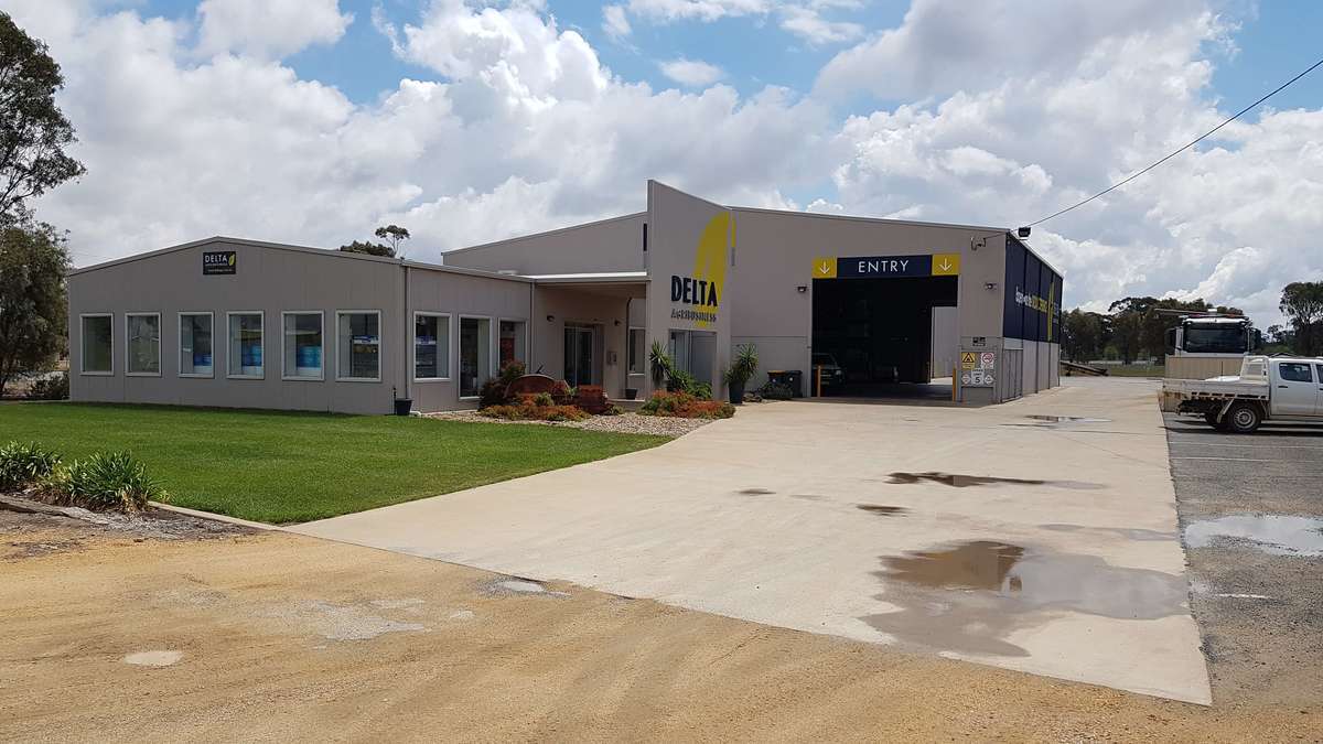 24 x 24 x 6 Commercial Building Lockhart NSW from driveway